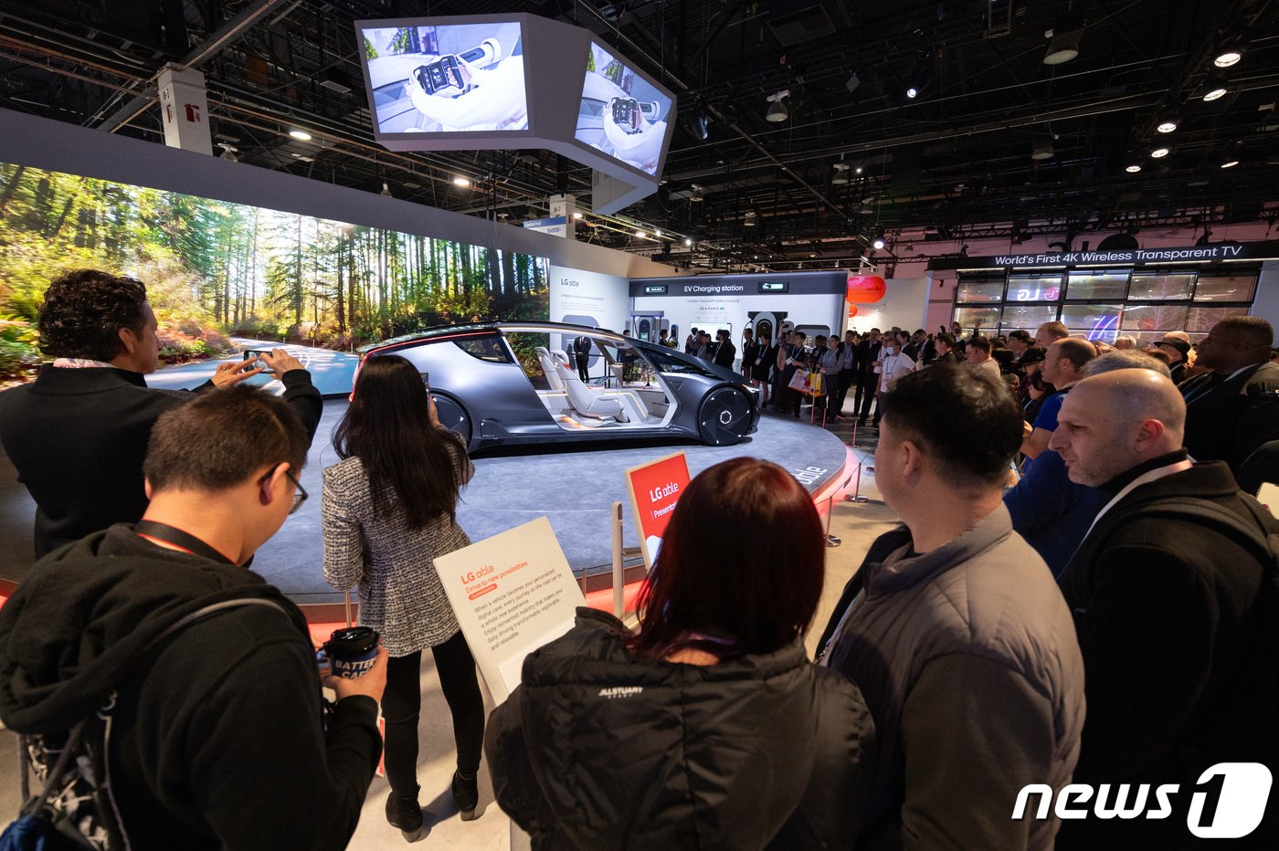 본문 이미지 - 세계 최대 가전·IT(정보기술) 전시회 'CES 2024' 개막 첫 날인 9일(현지시간) 미국 네바다주 라스베이거스 컨벤션센터(LVCC)에 마련된 LG전자 전시관을 찾은 관람객들이 미래 모빌리티를 경험할 수 있는 알파블을 살펴보고 있다. 2024.1.10/뉴스1 ⓒ News1 이재명 기자