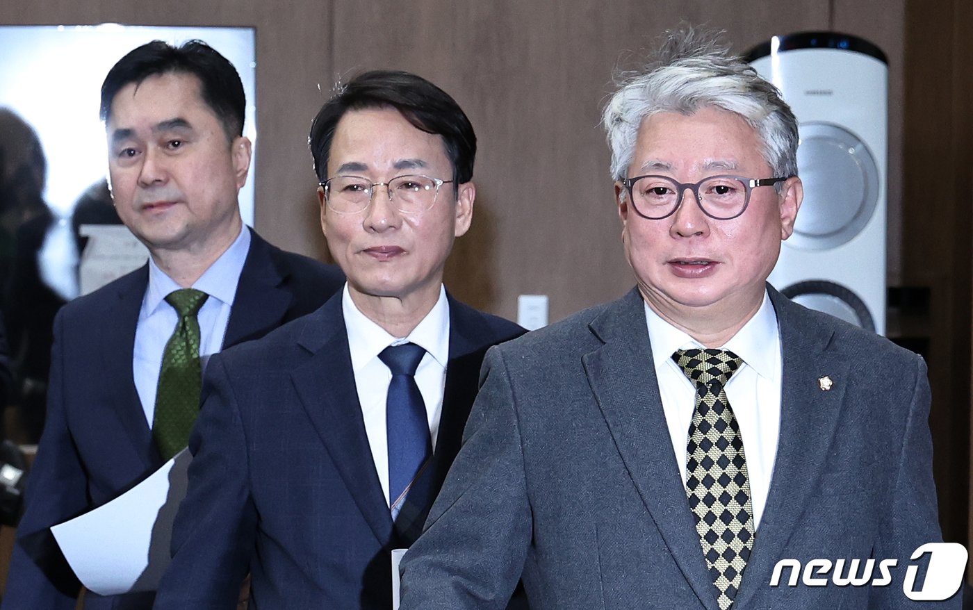 본문 이미지 - 더불어민주당 비명계 모임인 '원칙과 상식' 조응천(오른쪽부터),이원욱, 김종민 의원이 10일 오전 서울 여의도 국회 소통관에서 탈당 기자회견을 하기 위해 회견장에 들어서고 있다. 2024.1.10/뉴스1 ⓒ News1 구윤성 기자