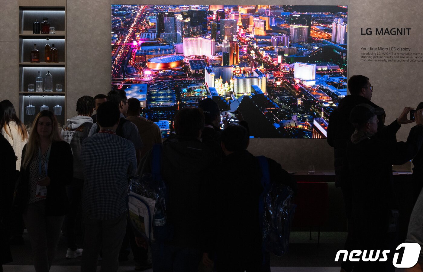 본문 이미지 - 세계 최대 가전·IT(정보기술) 전시회 'CES 2024' 개막 첫 날인 9일(현지시간) 미국 네바다주 라스베이거스 컨벤션센터(LVCC)에 마련된 LG전자 전시관을 찾은 관람객들이 디스플레이 제품을 살펴보고 있다. 2024.1.10/뉴스1 ⓒ News1 이재명 기자
