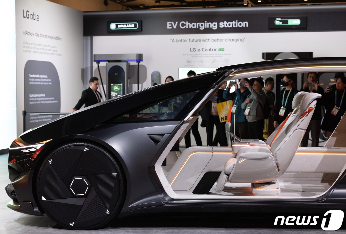 본문 이미지 - 세계 최대 가전·IT(정보기술) 전시회 'CES 2024' 개막 첫 날인 9일(현지시간) 미국 네바다주 라스베이거스 컨벤션센터(LVCC)에 마련된 LG전자 전시관을 찾은 관람객들이 미래 모빌리티를 경험할 수 있는 알파블을 살펴보고 있다. 2024.1.10/뉴스1 ⓒ News1 이재명 기자