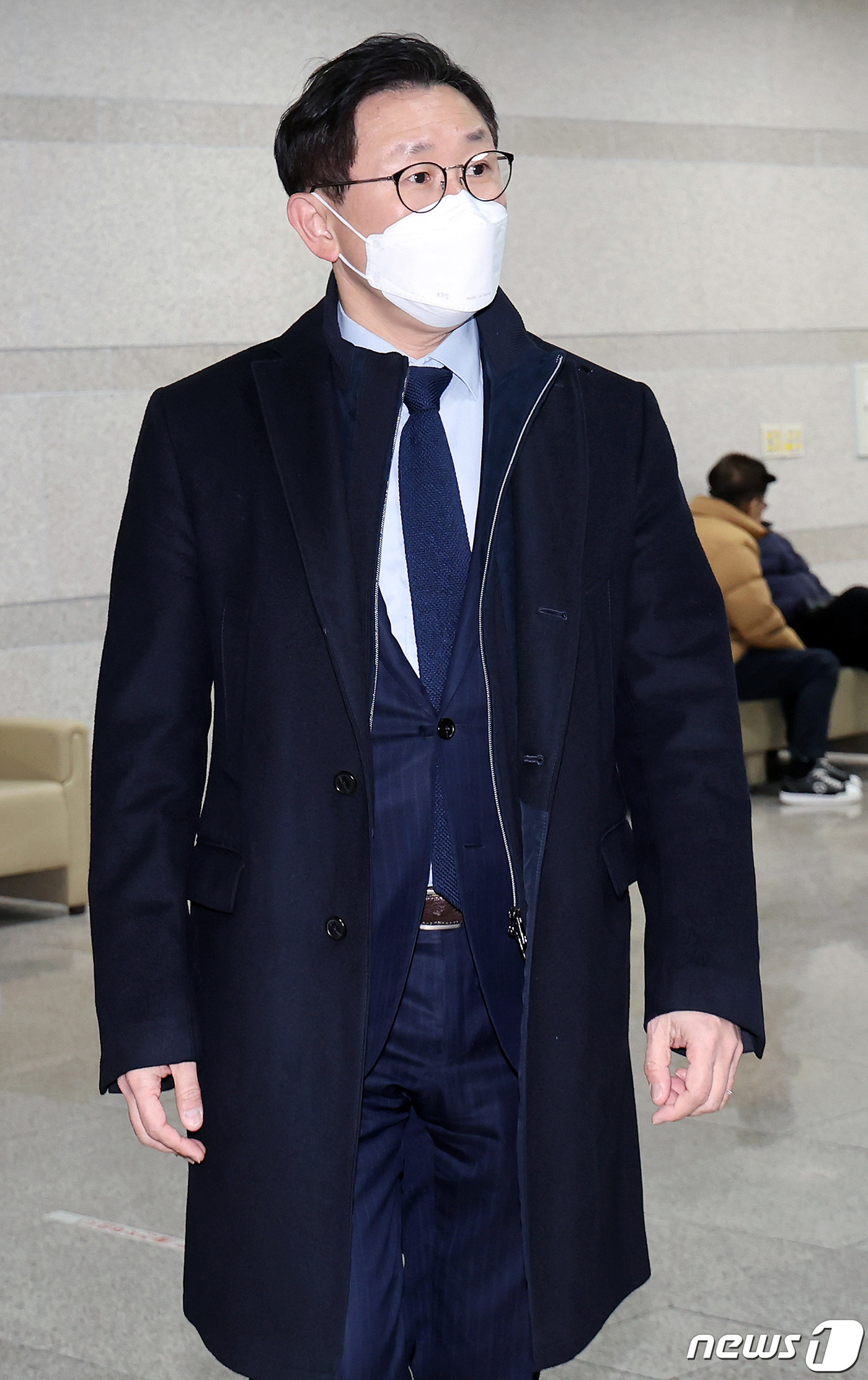 (서울=뉴스1) 이동해 기자 = 뇌물수수 혐의로 기소된 김형준 전 부장검사가 10일 서울 서초구 서울중앙지방법원에서 열린 2심 선고 공판에 출석하고 있다.김 전 검사는 고위공직자범 …