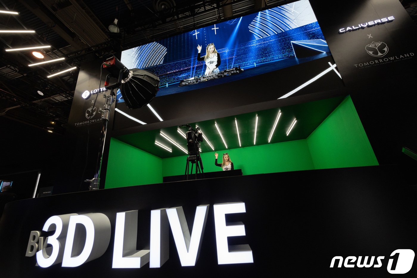 본문 이미지 - 세계 최대 가전·IT(정보기술) 전시회 'CES 2024' 개막 첫 날인 9일(현지시간) 미국 네바다주 라스베이거스 컨벤션센터(LVCC)에 마련된 롯데정보통신 전시관에서 3D 라이브기술을 시연하고 있다. 2024.1.10/뉴스1 ⓒ News1 이재명 기자