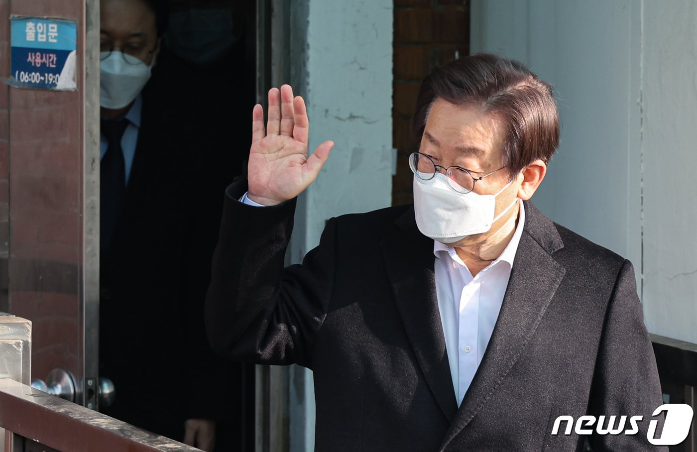 본문 이미지 - 이재명 더불어민주당 대표가 10일 오전 서울 종로구 서울대학교 병원에서 퇴원하며 손을 흔들고 있다. 2024.1.10/뉴스1 ⓒ News1 김도우 기자