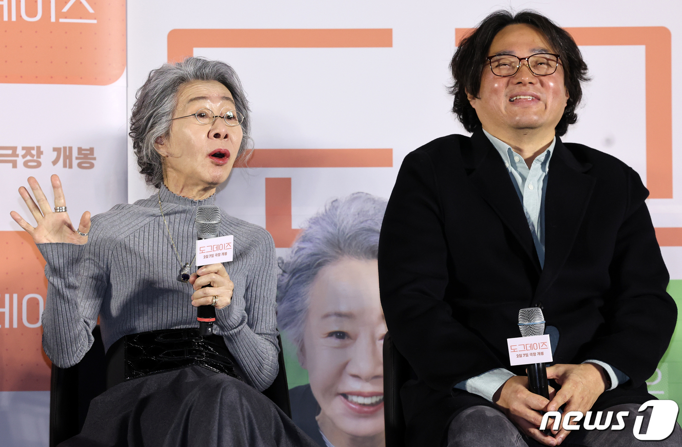 (서울=뉴스1) 김진환 기자 = 배우 윤여정이 10일 오전 서울 용산구 CGV용산아이파크몰에서 열린 영화 ‘도그데이즈’ 제작보고회에 참석해 취재진 질문에 답변하고 있다.'도그데이즈 …