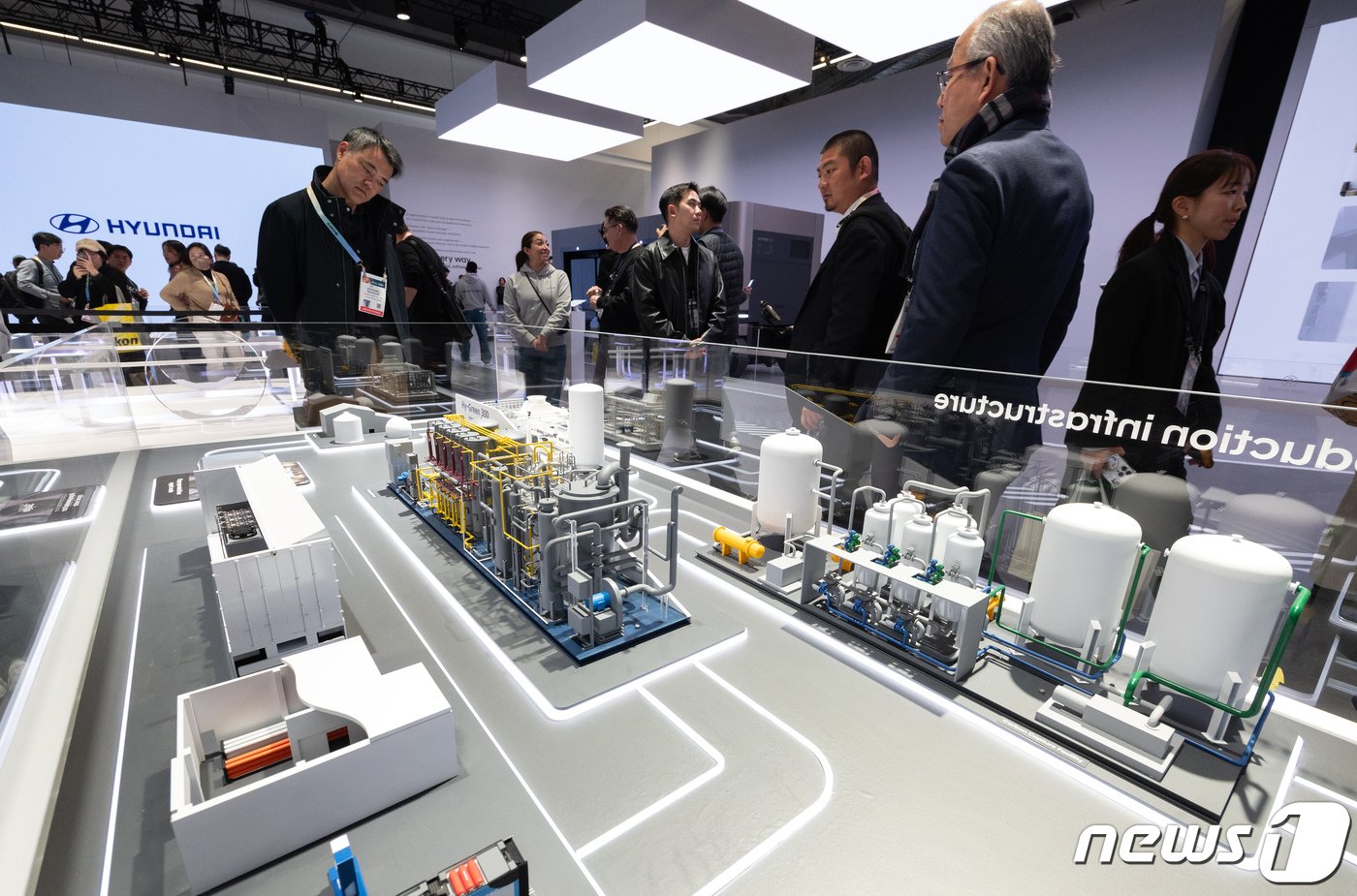 본문 이미지 - 세계 최대 가전·IT(정보기술) 전시회 'CES 2024' 개막 첫 날인 9일(현지시간) 미국 네바다주 라스베이거스 컨벤션센터(LVCC)에 마련된 현대차 전시관을 찾은 관람객들이 수소 생태계 관련 전시물을 살펴보고 있다. 2024.1.10/뉴스1 ⓒ News1 이재명 기자