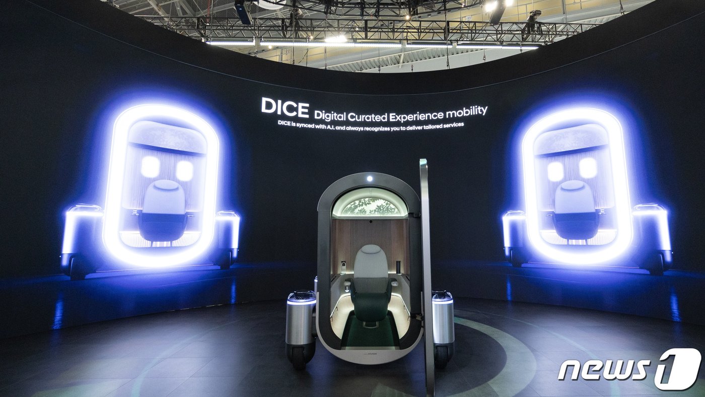 본문 이미지 - 세계 최대 가전·IT(정보기술) 전시회 'CES 2024' 개막 첫 날인 9일(현지시간) 미국 네바다주 라스베이거스 컨벤션센터(LVCC)에 마련된 현대차 전시관에 수소 모빌리티 '다이스'가 전시돼 있다. 2024.1.10/뉴스1 ⓒ News1 이재명 기자