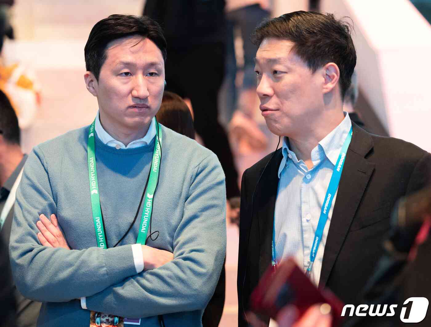 정기선 HD현대 부회장(왼쪽)과 박진원 두산밥캣 부회장이 9일(현지시간) 미국 네바다주 라스베이거스 컨벤션센터(LVCC)에서 열린 세계 최대 가전·IT(정보기술) 전시회 'CES 2024'에 마련된 HD현대 전시관에서 대화를 하고 있다. 2024.1.10/뉴스1 © News1 이재명 기자