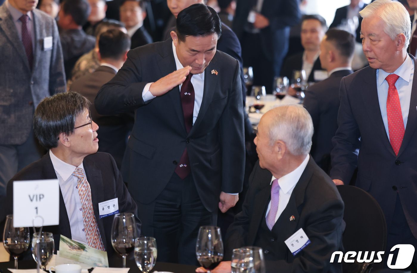 (서울=뉴스1) 김도우 기자 = 신원식 국방부 장관이 10일 서울 중구 더플라자호텔에서 열린 한국국가전략연구원-미국브루킹스연구소 국제회의에 참석하며 권영해 전 국방부 장관에게 인사 …