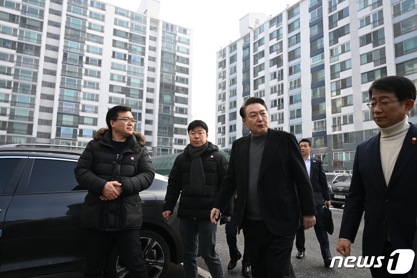 본문 이미지 - 윤석열 대통령이 10일 경기 고양시 일산동구 백송마을 5단지를 방문해 현장을 둘러보며 관계자들과 대화를 나누고 있다. (대통령실 제공) 2024.1.10/뉴스1 ⓒ News1 오대일 기자