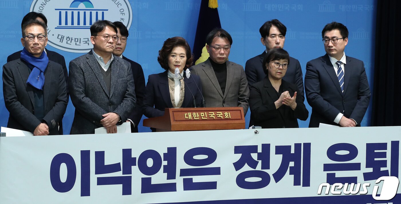 본문 이미지 - 더민주전국혁신회의 관계자들이 10일 오후 서울 여의도 국회 소통관에서 이낙연 전 총리 탈당 및 창당 비판 기자회견을 갖고 있다. 2024.1.10/뉴스1 ⓒ News1 임세영 기자
