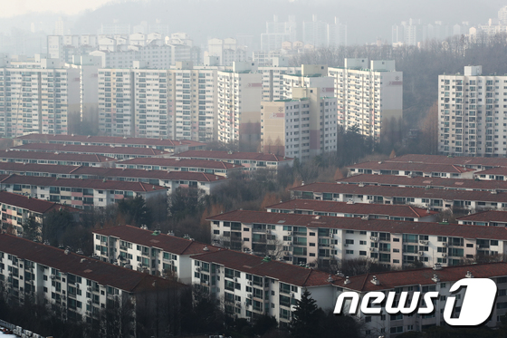 정부가 30년이 넘은 아파트의 경우 안전진단 없이 재건축이 가능하도록 규제를 완화하고 재개발의 경우도 노후도 등 요건의 문턱을 낮춰 사업추진을 촉진하기로 했다. 사진은 이날 서울 양천구 목동 일대 아파트. 2024.1.10/뉴스1 © News1 이광호 기자