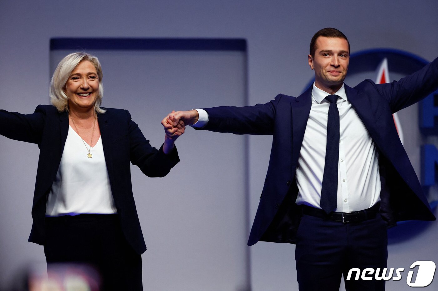 본문 이미지 - 2022년 11월 프랑스 파리에서 열린 국민연합 전당대회에서 당대표로 선출된 조르당 바르델라(오른쪽)가 전임 당대표이자 대선 후보였던 마린 르펜의 손을 잡고 있다. 2022.11.5. ⓒ 로이터=뉴스1 ⓒ News1 김성식 기자