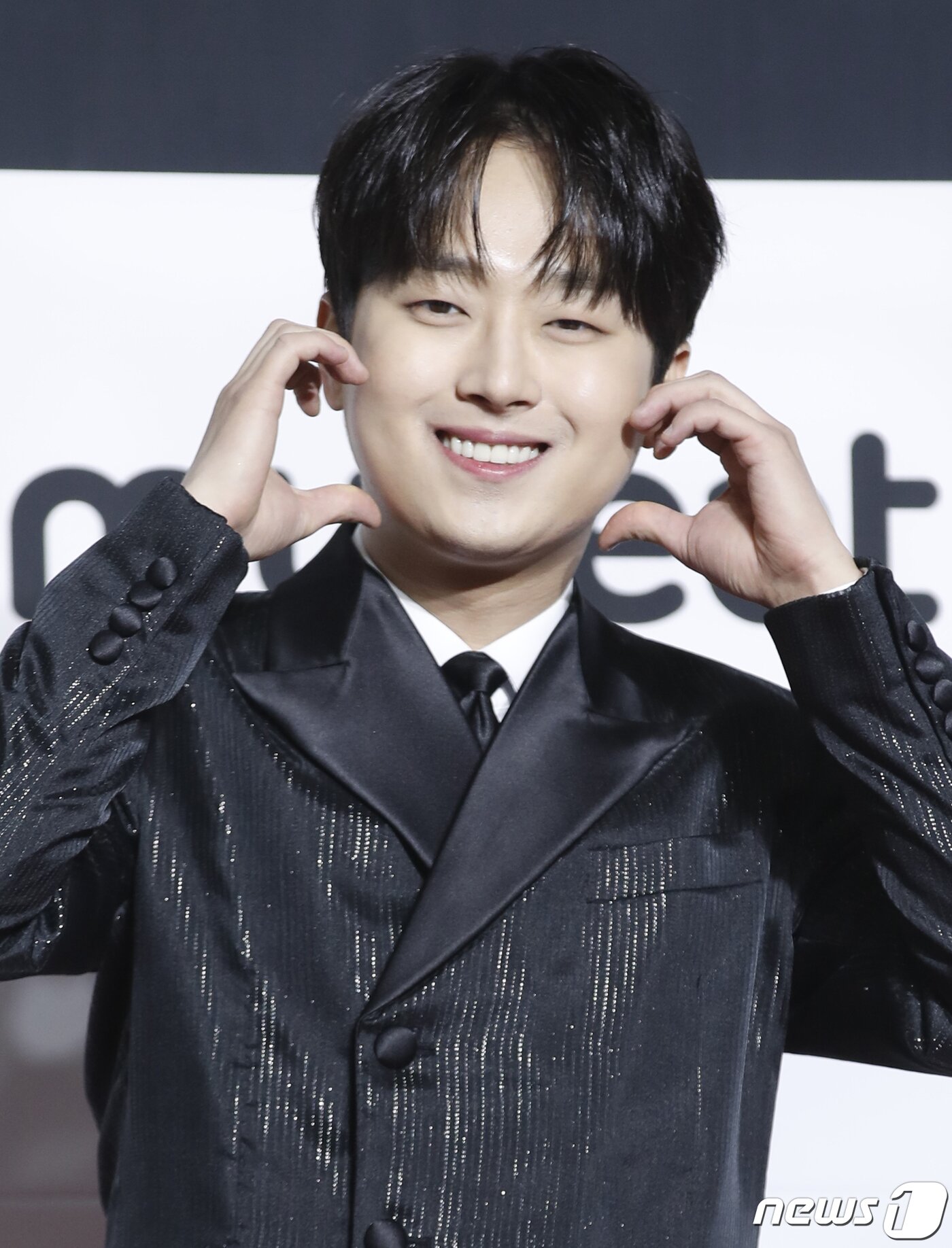 본문 이미지 - 가수 이찬원이 10일 오후 부산광역시 해운대구 우동 벡스코에서 열린 '써클차트 뮤직 어워즈 2023' 레드카펫 행사에서 볼 하트를 그리고 있다. ⓒ News1 권현진 기자