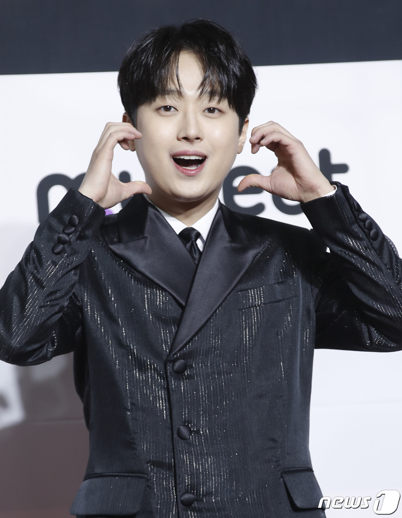 (부산=뉴스1) 권현진 기자 = 가수 이찬원이 10일 오후 부산광역시 해운대구 우동 벡스코에서 열린 '써클차트 뮤직 어워즈 2023' 레드카펫 행사에서 포즈를 취하고 있다. 202 …