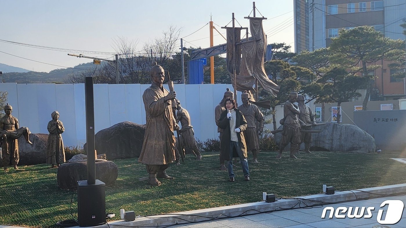 본문 이미지 - 국경오 대표 작가가 전봉준 장군 동상 제막식에서 ‘義의 깃발 아래’ 작품을 설명하고 있다.2024.1.10/뉴스1 ⓒ News1 박제철 기자