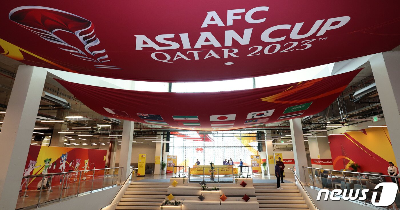 본문 이미지 - 2023 아시아축구연맹(AFC) 카타르 아시안컵 개막을 이틀 앞둔 10일(현지시간) 카타르 도하 MMC(Main Media Center)에 출전국들의 국기가 정열되어 있다. 위르겐 클린스만 감독이 이끄는 대표팀은 오는 15일 E조 조별리그 첫 경기인 바레인전을 시작으로 20일 요르단, 25일 말레이시아와 경기를 치른다. 2024.1.10/뉴스1 ⓒ News1 김성진 기자