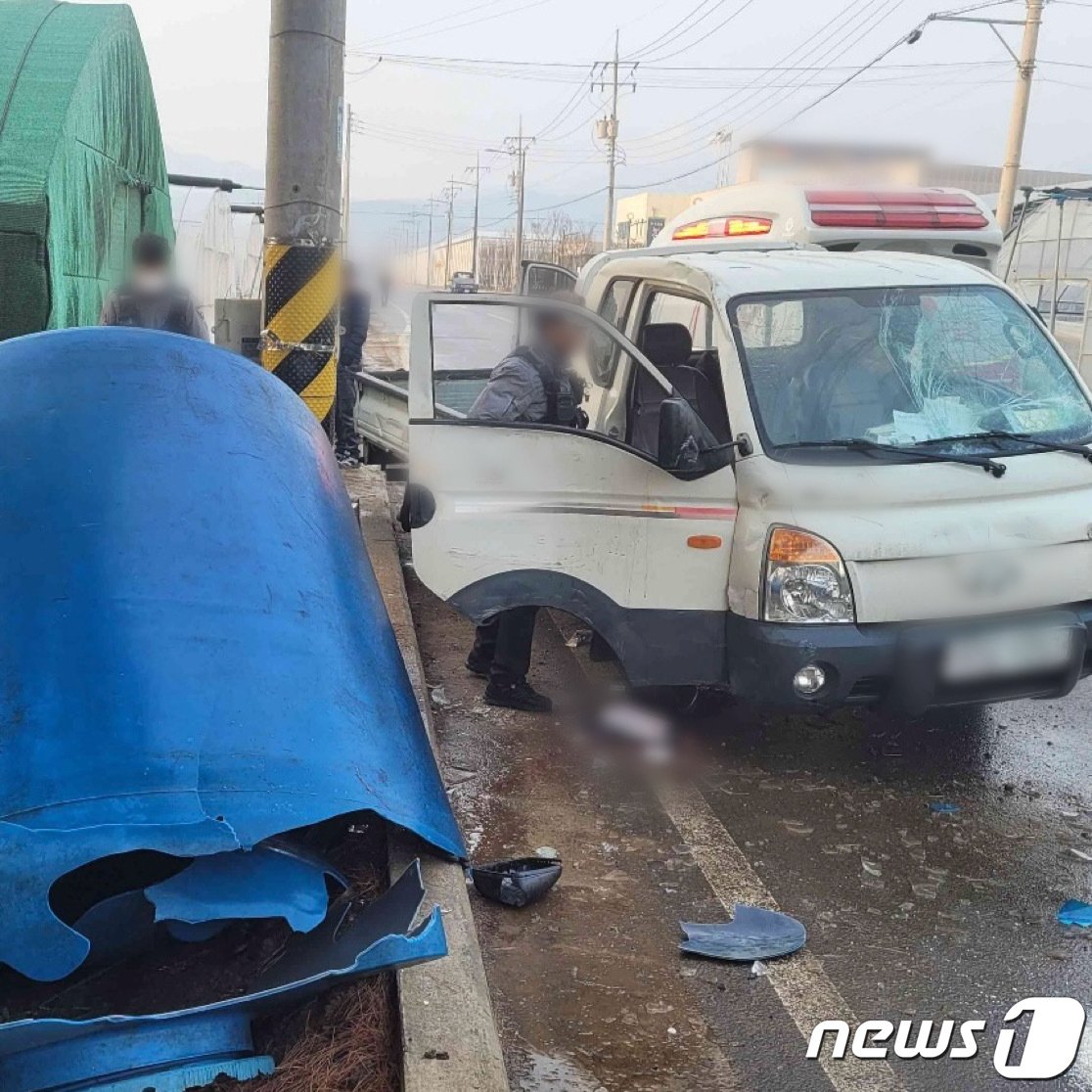 본문 이미지 - 10일 오전 8시 밀양시 삼랑진읍 임천리의 한 도로에서 1톤 트럭이 도로결빙으로 미끄러져 전봇대를 충격해 조수석에 탑승한 80대 여성이 숨졌다. 사진은 사고 현장 모습.(독자제공)