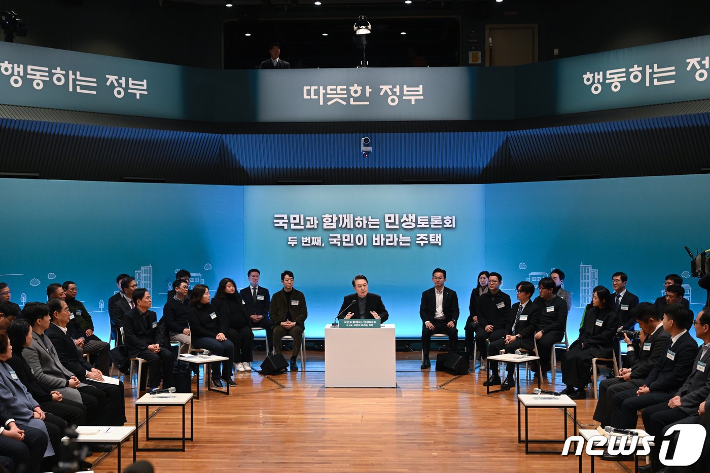 윤석열 대통령이 10일 경기 고양시 일산동구 고양아람누리에서 열린 &#39;국민과 함께하는 민생토론회-국민이 바라는 주택&#39; 행사에서 참석자들과 대화하고 있다. &#40;대통령실 제공&#41; 2024.1.10/뉴스1 ⓒ News1 오대일 기자