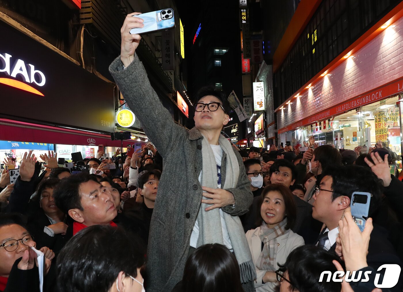 본문 이미지 - 한동훈 국민의힘 비상대책위원장이 10일 오후 부산 중구 남포동 비프(BIFF) 광장을 찾아 지지자들과 셀카를 찍고 있다. 2024.1.10/뉴스1 ⓒ News1 윤일지 기자