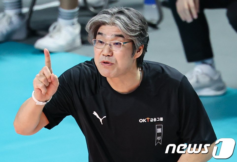 본문 이미지 - 10일 오후 서울 중구 장충체육관에서 열린 남자 프로배구 '2023-2024 도드람 V리그' 우리카드와 OK금융그룹의 경기, OK금융그룹 오기노 마사지 감독이 선수들에게 작전을 지시하고 있다. 2024.1.10/뉴스1 ⓒ News1 김도우 기자