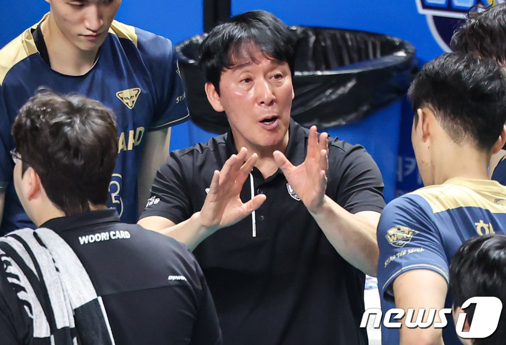 본문 이미지 - 선수들을 지도 중인 신영철 감독. 2024.1.10/뉴스1 ⓒ News1 김도우 기자