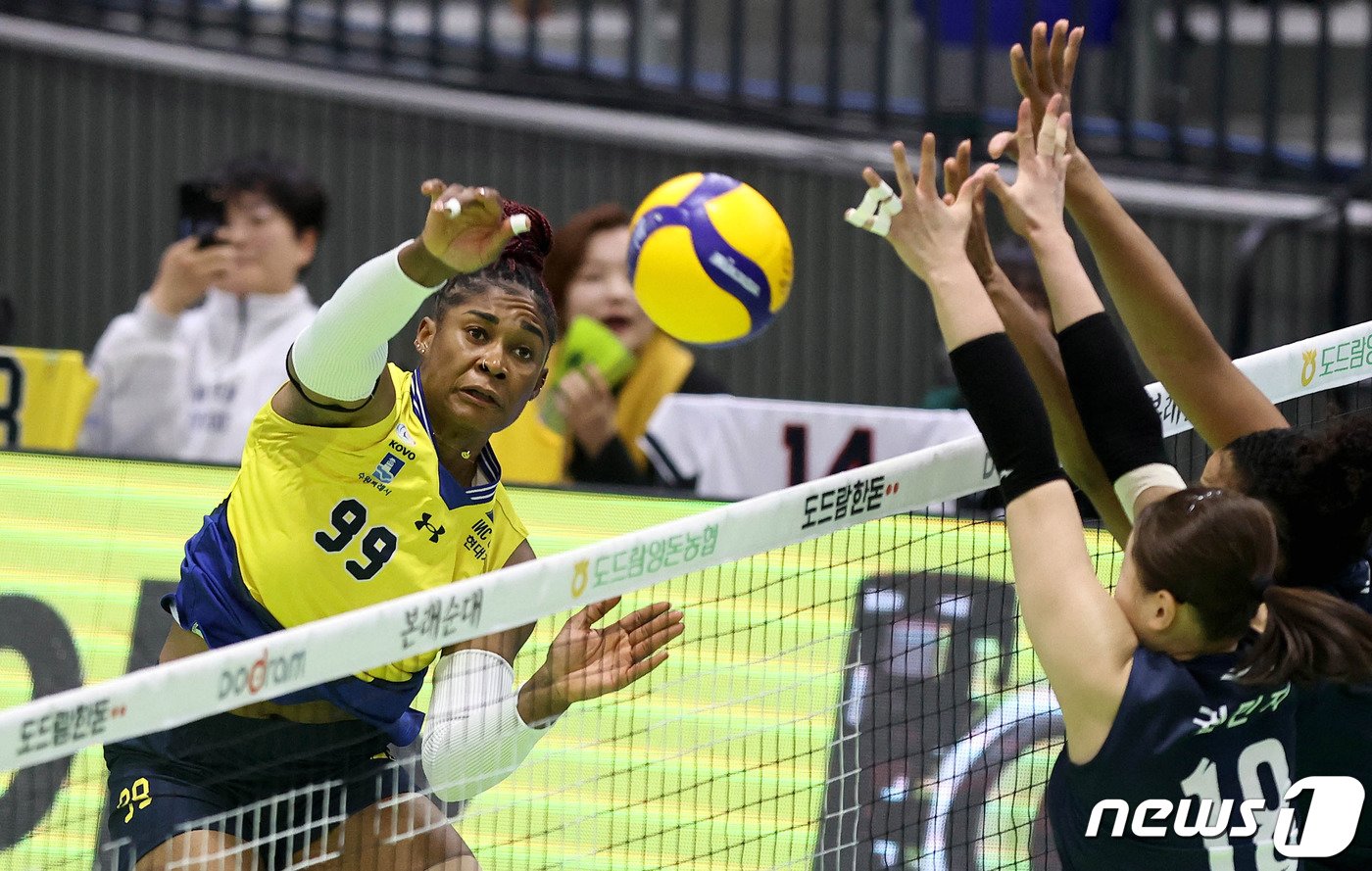 본문 이미지 - 10일 오후 경기 수원 실내체육관에서 열린 2023-24 도드림 V-리그 현대건설과 GS칼텍스와의 경기에서 현대건설 모마가 공격하고 있다. (현대건설배구단 제공) 2024.1.10/뉴스1 ⓒ News1 장수영 기자