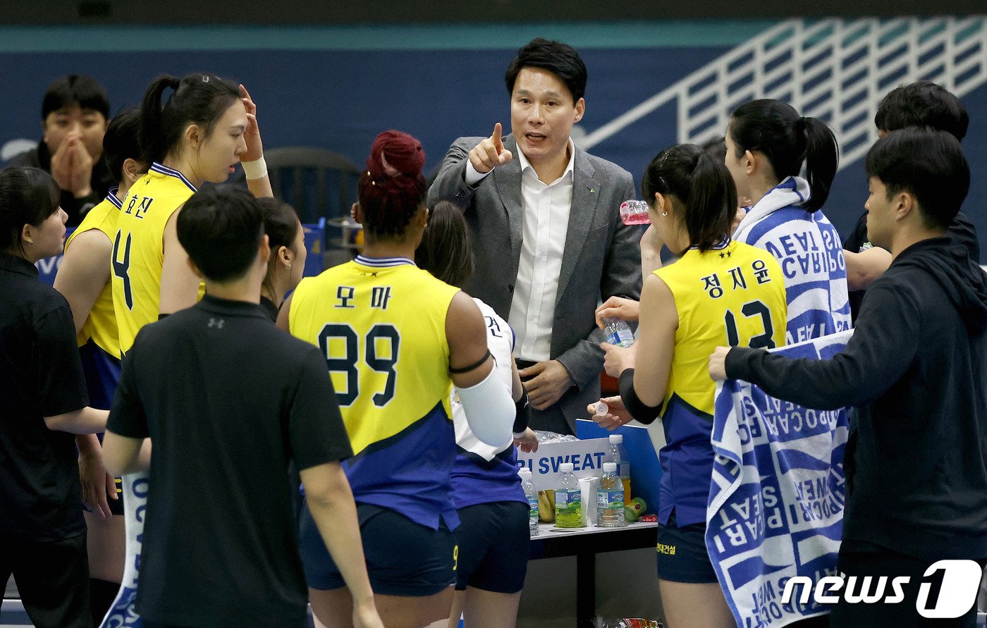 본문 이미지 - 10일 오후 경기 수원 실내체육관에서 열린 2023-24 도드림 V-리그 현대건설과 GS칼텍스와의 경기에서 현대건설 강성형 감독이 작전을 지시하고 있다. (현대건설배구단 제공) 2024.1.10/뉴스1 ⓒ News1 장수영 기자