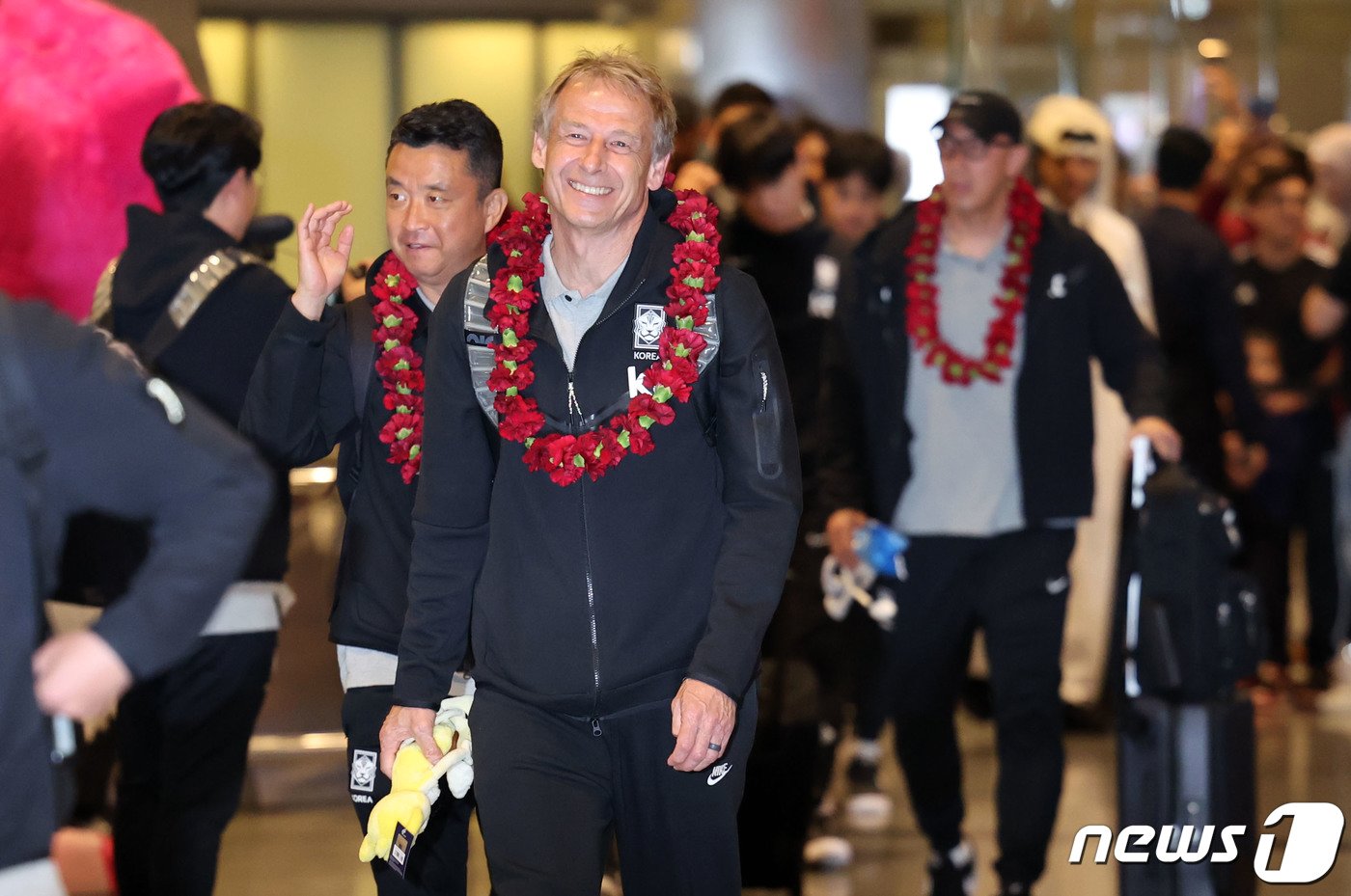 본문 이미지 - 2023 아시아축구연맹(AFC) 카타르 아시안컵에 출전하는 대한민국 축구대표팀 위르겐 클린스만 감독이 10일(현지시간) 카타르 도하 하마드 국제공항을 통해 입국하고 있다. 대표팀은 오는 15일 E조 조별리그 첫 경기인 바레인전을 시작으로 20일 요르단, 25일 말레이시아와 경기를 치른다. 2024.1.11/뉴스1 ⓒ News1 김성진 기자