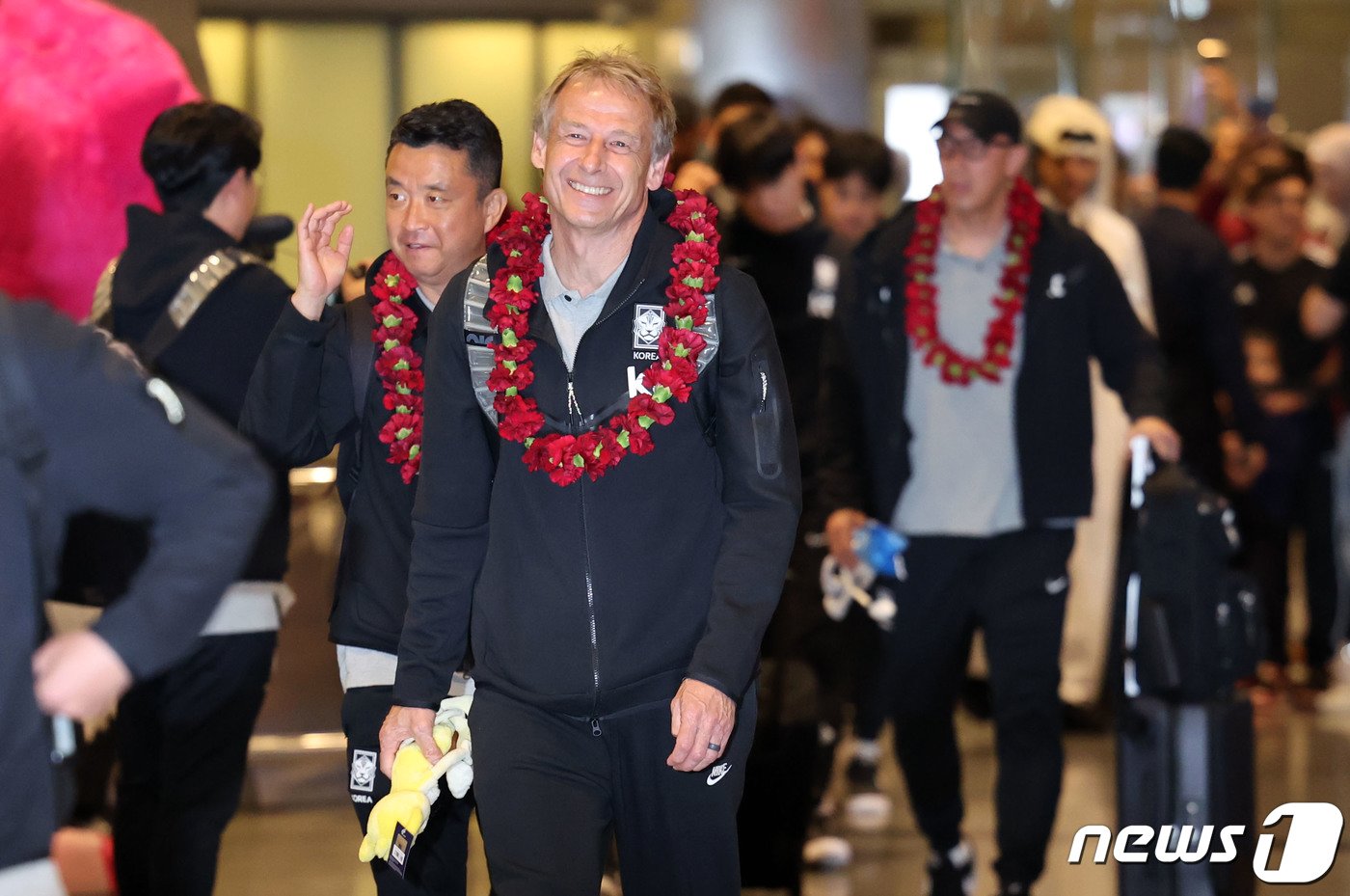 2023 아시아축구연맹&#40;AFC&#41; 카타르 아시안컵에 출전하는 대한민국 축구대표팀 위르겐 클린스만 감독이 10일&#40;현지시간&#41; 카타르 도하 하마드 국제공항을 통해 입국하고 있다. 대표팀은 오는 15일 E조 조별리그 첫 경기인 바레인전을 시작으로 20일 요르단, 25일 말레이시아와 경기를 치른다. 2024.1.11/뉴스1 ⓒ News1 김성진 기자