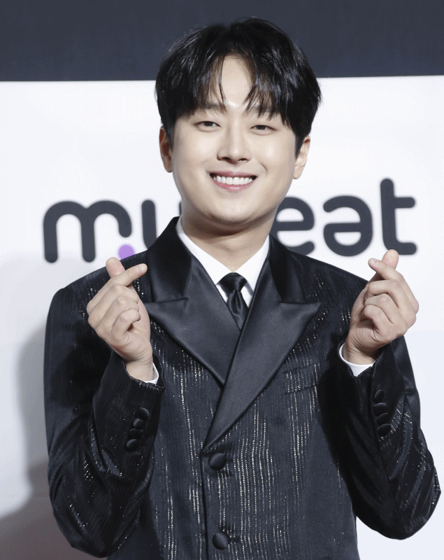 본문 이미지 - 가수 이찬원이 10일 오후 부산광역시 해운대구 우동 벡스코에서 열린 '써클차트 뮤직 어워즈 2023' 레드카펫 행사에서 하트 왕자님으로 변신했다.