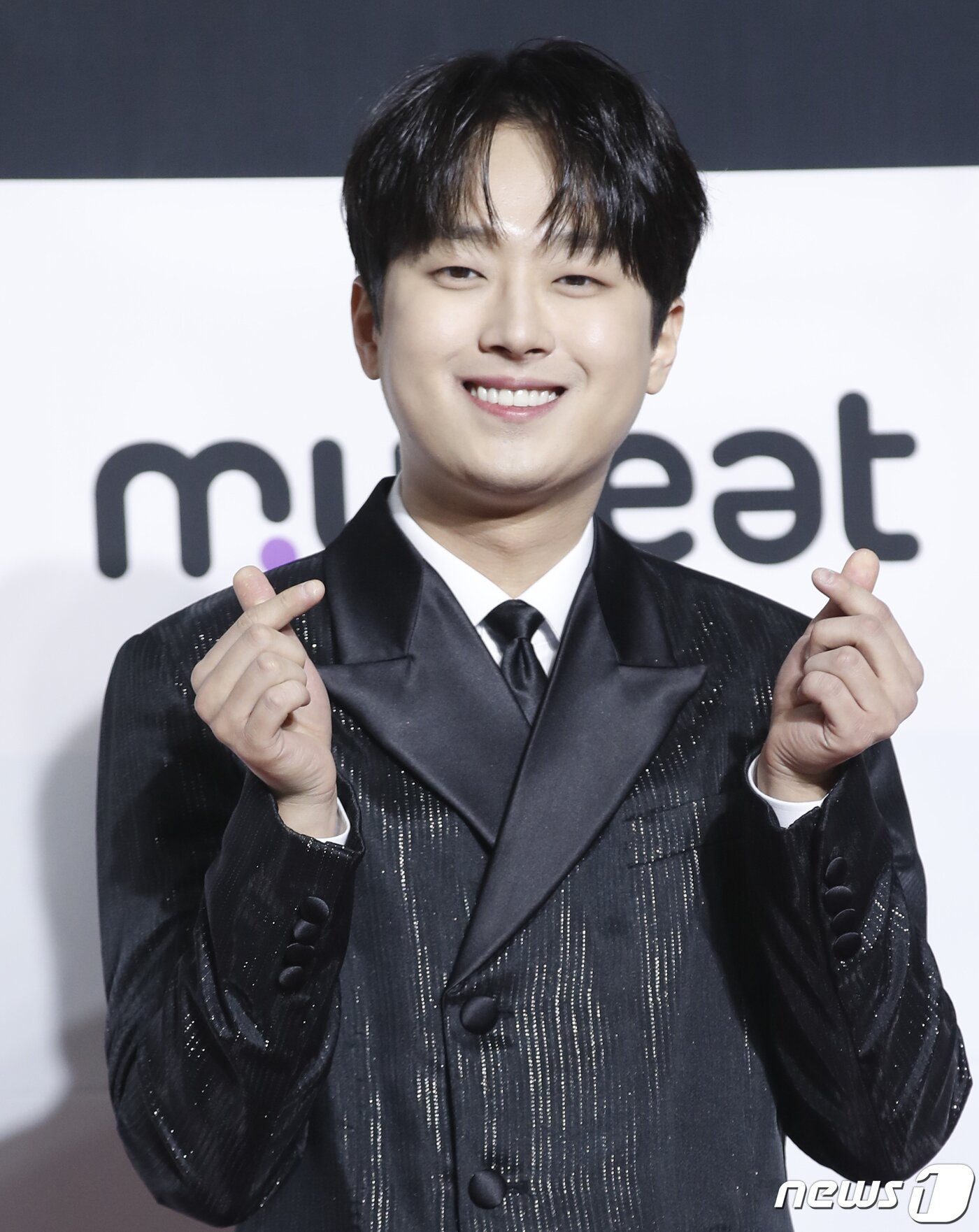 본문 이미지 - 가수 이찬원이 10일 오후 부산광역시 해운대구 우동 벡스코에서 열린 '써클차트 뮤직 어워즈 2023' 레드카펫 행사에서 앙증맞은 손 하트를 그리고 있다. ⓒ News1 권현진 기자