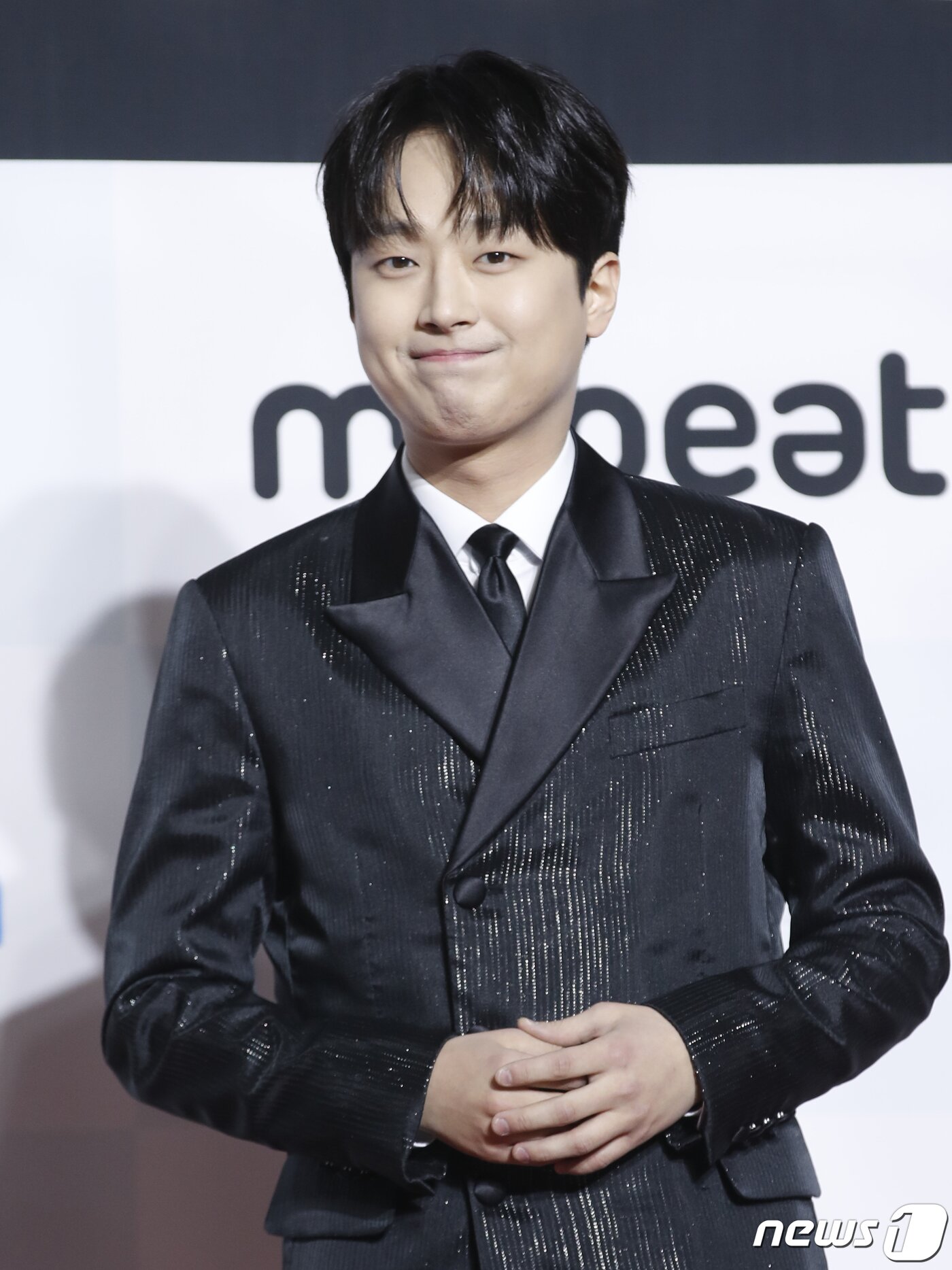 본문 이미지 - 가수 이찬원이 10일 오후 부산광역시 해운대구 우동 벡스코에서 열린 '써클차트 뮤직 어워즈 2023' 레드카펫 행사에서 옅은 미소를 짓고 있다. ⓒ News1 권현진 기자