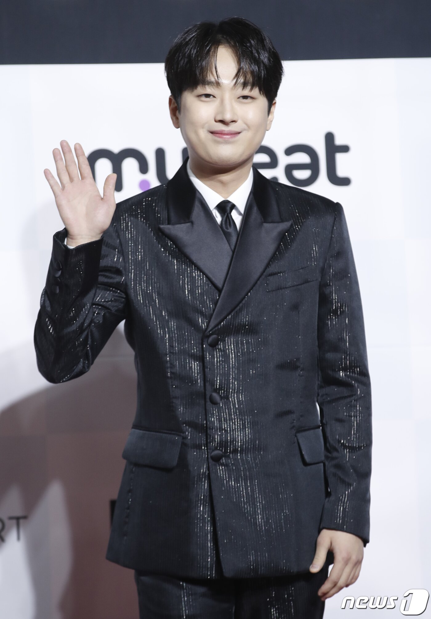 본문 이미지 - 가수 이찬원이 10일 오후 부산광역시 해운대구 우동 벡스코에서 열린 '써클차트 뮤직 어워즈 2023' 레드카펫 행사에서 근사한 손 인사를 하고 있다. ⓒ News1 권현진 기자