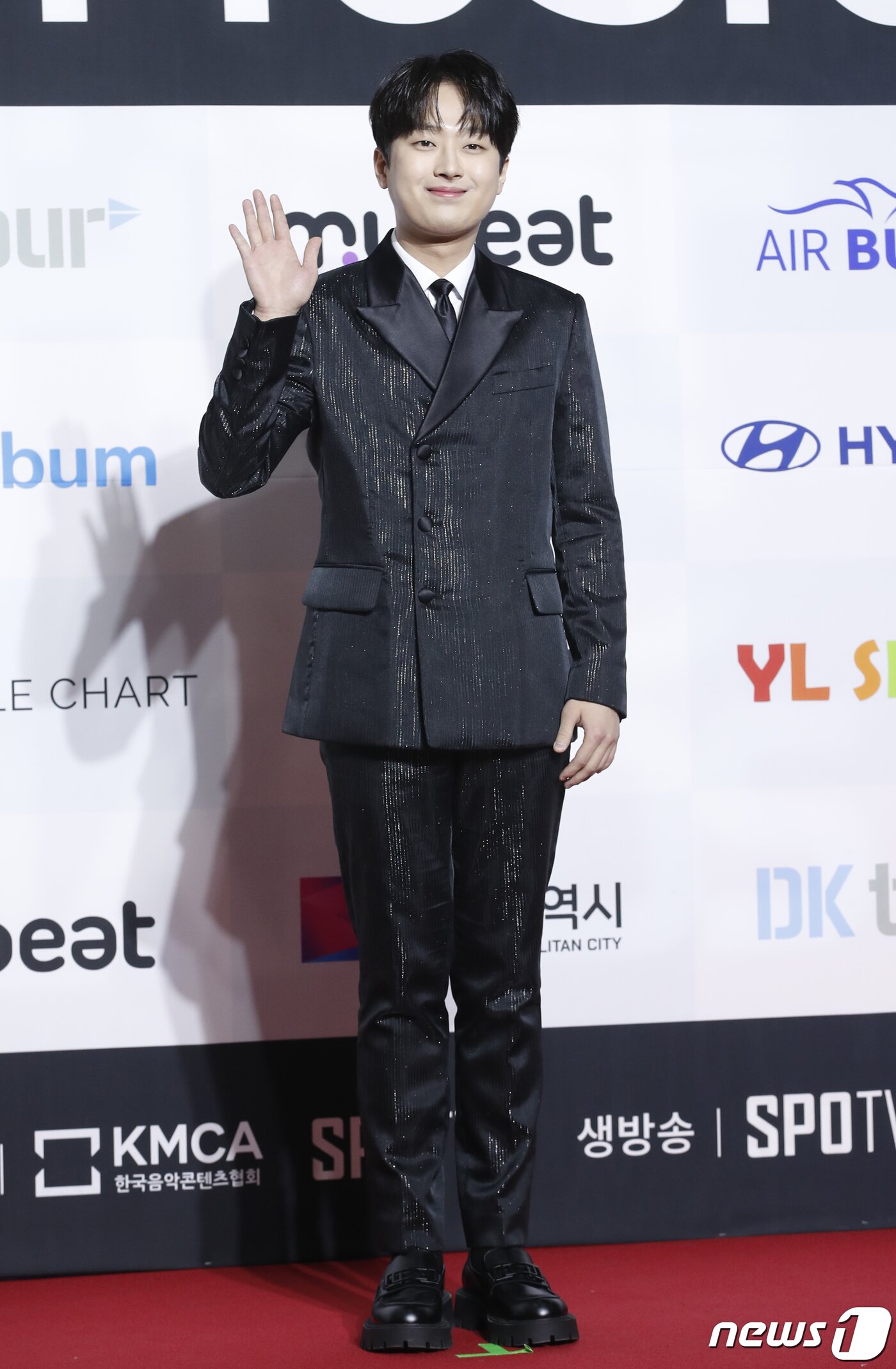 본문 이미지 - 가수 이찬원이 10일 오후 부산광역시 해운대구 우동 벡스코에서 열린 '써클차트 뮤직 어워즈 2023' 레드카펫 행사에서 인사를 하고 있다. ⓒ News1 권현진 기자