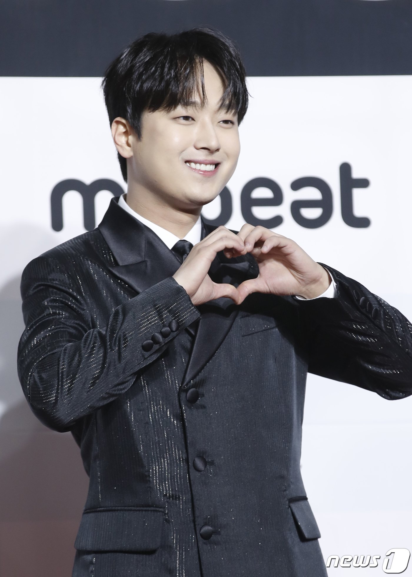 본문 이미지 - 가수 이찬원이 10일 오후 부산광역시 해운대구 우동 벡스코에서 열린 '써클차트 뮤직 어워즈 2023' 레드카펫 행사에서 찬스에게 하트를 보내고 있다. ⓒ News1 권현진 기자