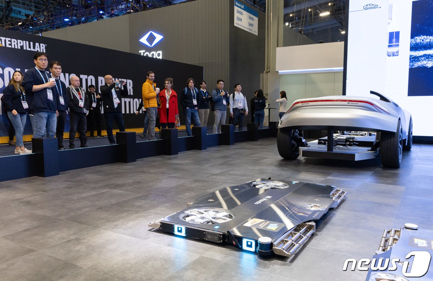 본문 이미지 - 세계 최대 가전·IT(정보기술) 전시회 'CES 2024' 개막 이틀째인 10일(현지시간) 미국 네바다주 라스베이거스 컨벤션센터(LVCC)에 마련된 HL만도 전시관에서 관람객들이 자율주행 주차 로봇 '파키'를 살펴보고 있다. 2024.1.11/뉴스1 ⓒ News1 이재명 기자