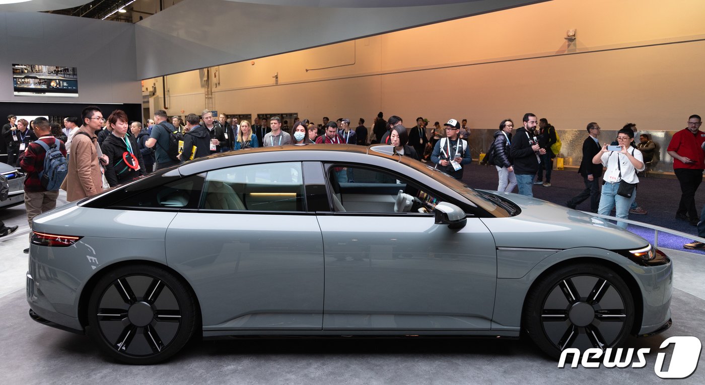 본문 이미지 - 세계 최대 가전·IT(정보기술) 전시회 'CES 2024' 개막 이틀째인 10일(현지시간) 미국 네바다주 라스베이거스 컨벤션센터(LVCC)에 소니·혼다가 합작해 만든 전기차 '아필라'가 전시돼 있다. 2024.1.11/뉴스1 ⓒ News1 이재명 기자