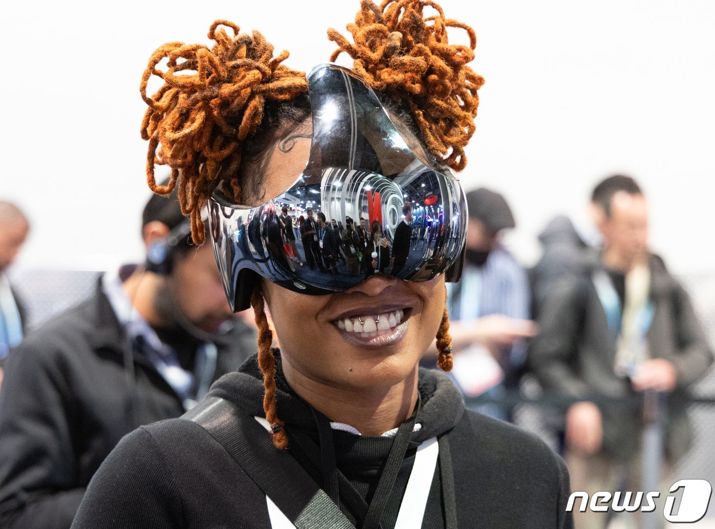 본문 이미지 - 세계 최대 가전·IT(정보기술) 전시회 'CES 2024' 개막 이틀째인 10일(현지시간) 미국 네바다주 라스베이거스 컨벤션센터(LVCC)에 마련된 넷플릭스 전시관에서 관계자가 전용 확장현실(XR) 기기를 착용하고 있다. 2024.1.11/뉴스1 ⓒ News1 이재명 기자
