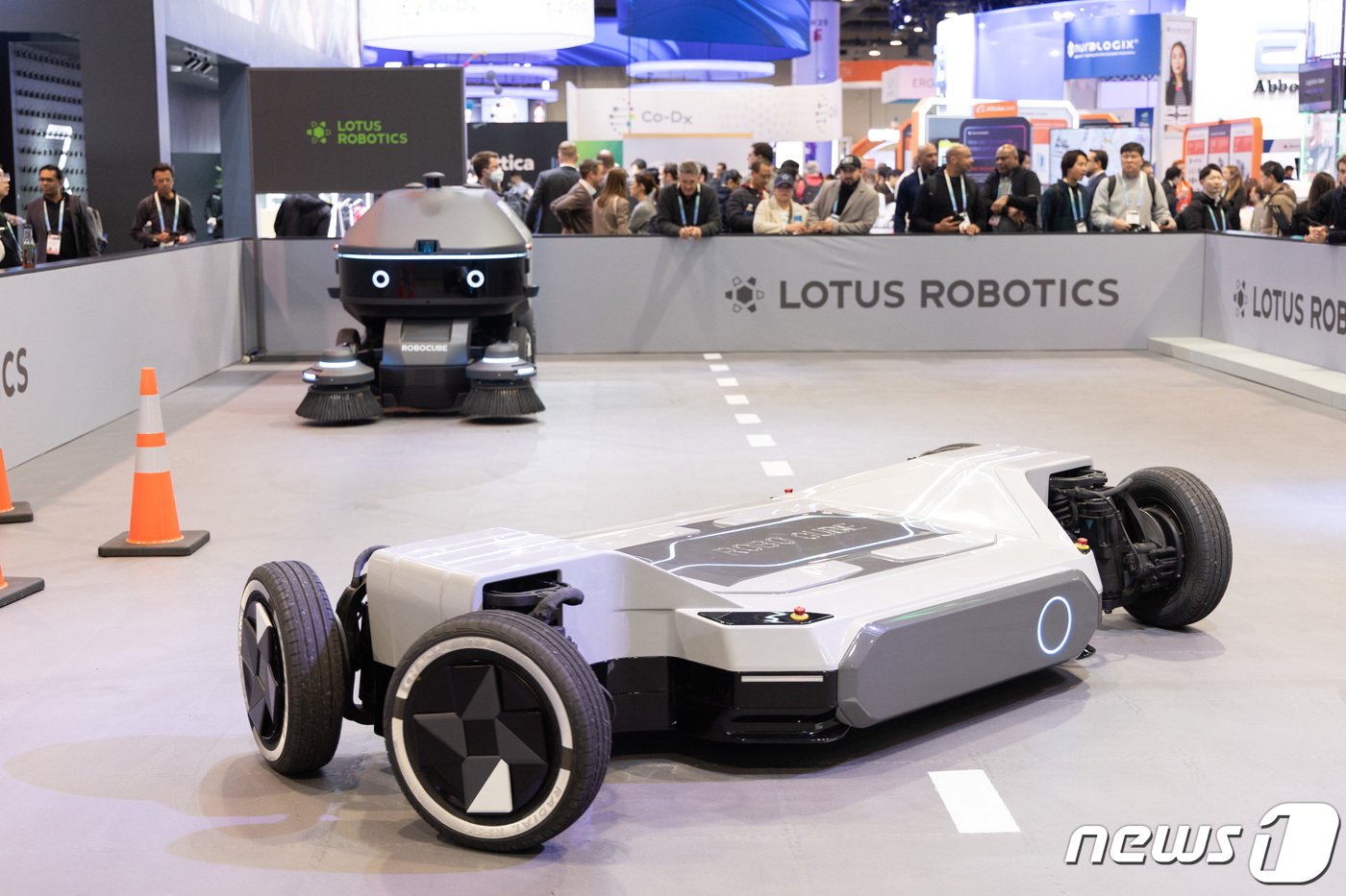 본문 이미지 - 세계 최대 가전·IT(정보기술) 전시회 'CES 2024' 개막 이틀째인 10일(현지시간) 미국 네바다주 라스베이거스 컨벤션센터(LVCC)에 마련된 루토스 로보틱스 전시장에서 차량의 360도 회전 기술을 시연하고 있다. 2024.1.11/뉴스1 ⓒ News1 이재명 기자