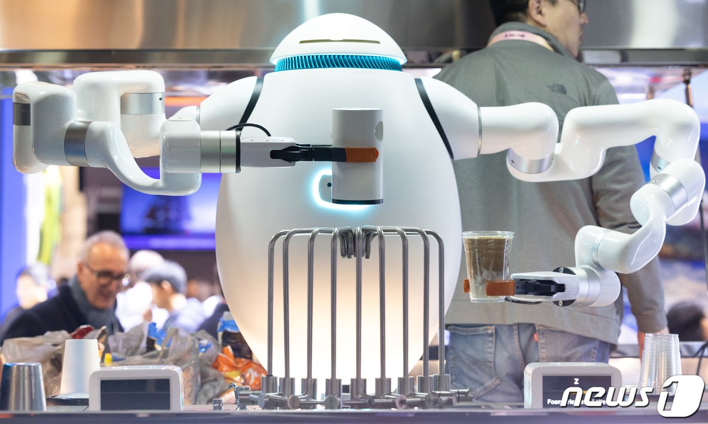 본문 이미지 - 세계 최대 가전·IT(정보기술) 전시회 'CES 2024' 개막 이틀째인 10일(현지시간) 미국 네바다주 라스베이거스 컨벤션센터(LVCC)에 마련된 리치테크 전시관에서 로봇이 커피를 만들고 있다. 2024.1.11/뉴스1 ⓒ News1 이재명 기자