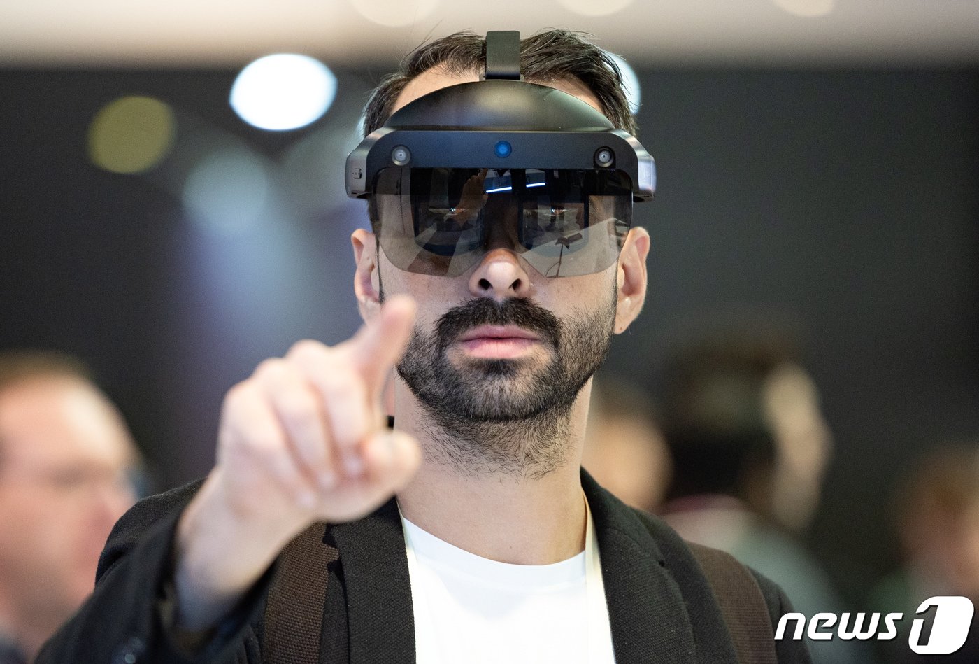 본문 이미지 - 세계 최대 가전·IT(정보기술) 전시회 'CES 2024' 개막 이틀째인 10일(현지시간) 미국 네바다주 라스베이거스 컨벤션센터(LVCC)에 마련된 P&G 솔루션 전시관을 찾은 관람객이 확장현실(XR) 체험을 하고 있다. 2024.1.11/뉴스1 ⓒ News1 이재명 기자