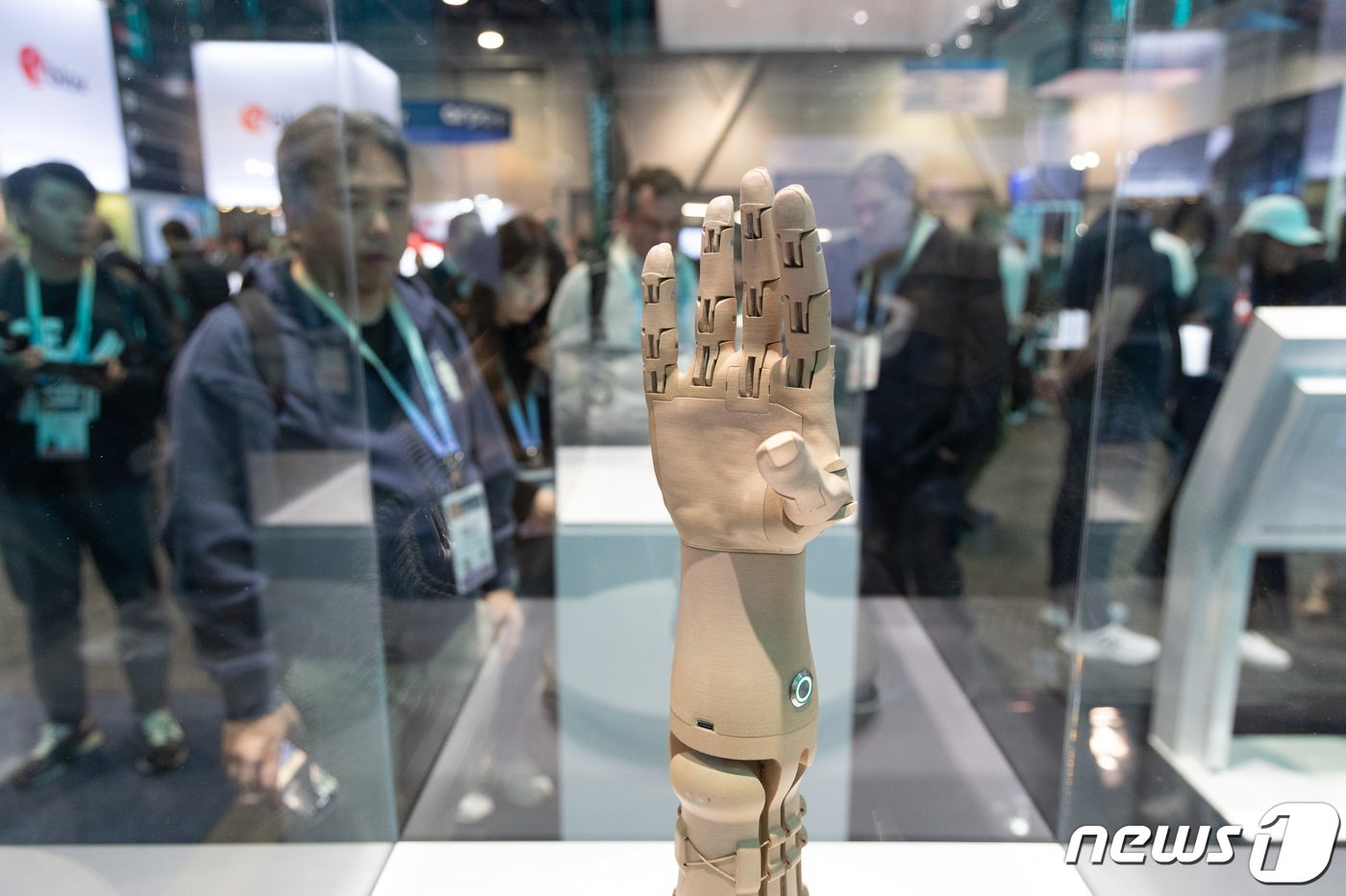 본문 이미지 - 세계 최대 가전·IT(정보기술) 전시회 'CES 2024' 개막 이틀째인 10일(현지시간) 미국 네바다주 라스베이거스 컨벤션센터(LVCC)에 마련된 지멘스 전시관에 의수가 전시돼 있다. 2024.1.11/뉴스1 ⓒ News1 이재명 기자