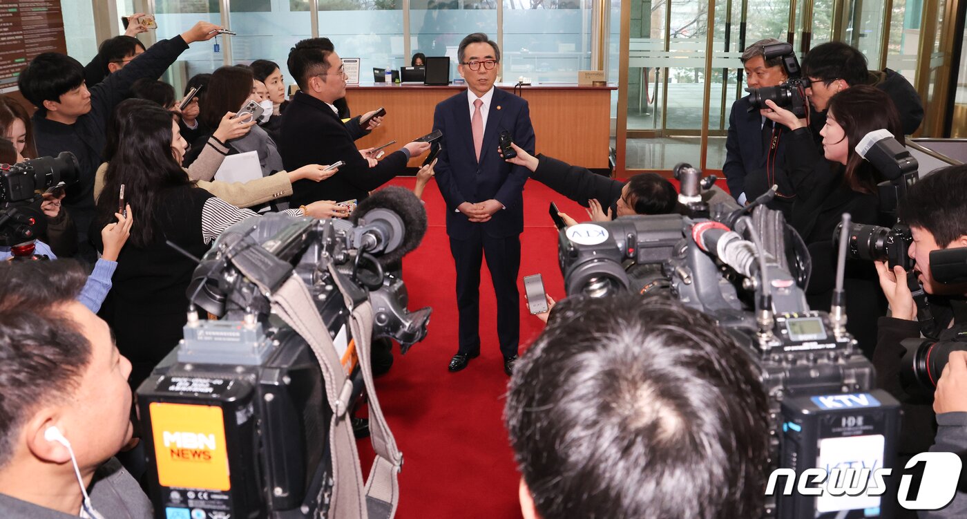 본문 이미지 - 조태열 신임 외교부 장관이 11일 서울 종로구 외교부 청사로 출근하며 취재진의 질의에 답하고 있다. 2024.1.11/뉴스1 ⓒ News1 허경 기자