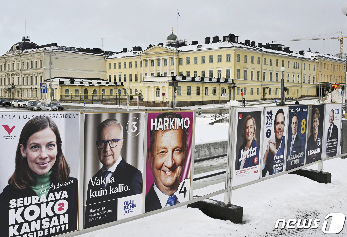 (헬싱키 로이터=뉴스1) 정지윤 기자 = 10일(현지시간) 핀란드 헬싱키의 대통령궁 앞에 대선 후보들의 선거 포스터가 걸려있다. 2024.01.10ⓒ 로이터=뉴스1