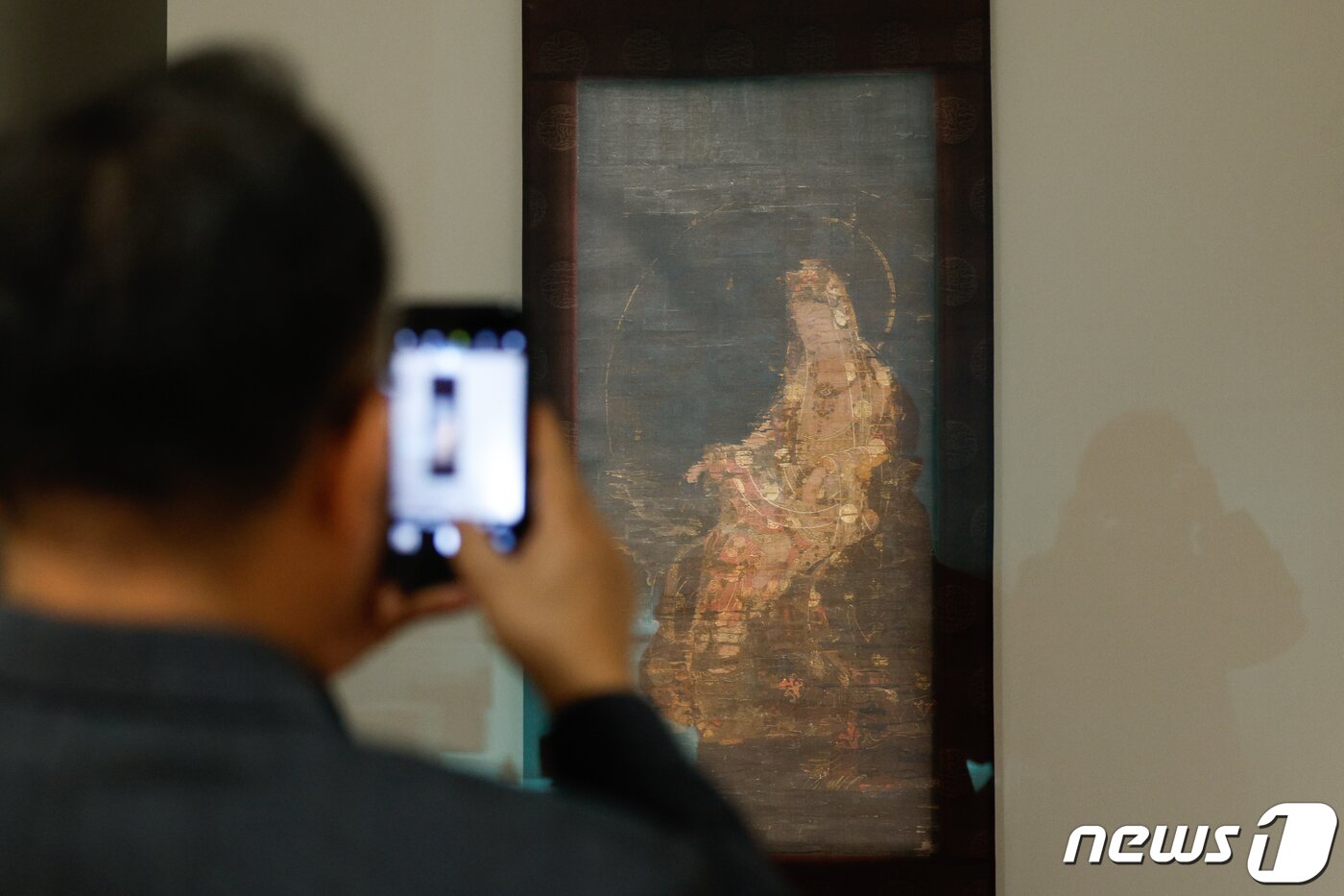 본문 이미지 - 11일 서울 용산구 국립중앙박물관에서 열린 기증관 재개관 언론공개회에 윤동한 한국콜마회장 기증 &#39;수월관음도&#39;가 걸려있다. 2024.1.11/뉴스1 ⓒ News1 안은나 기자