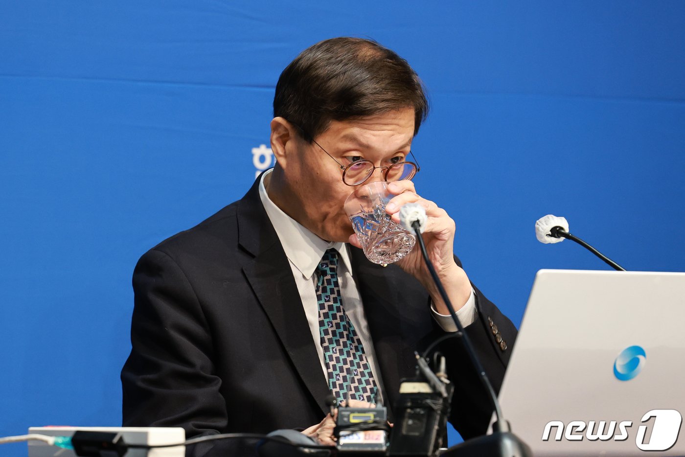 본문 이미지 - 이창용 한국은행 총재가 11일 서울 중구 한국은행에서 열린 1월 금융통화위원회 금리 결정 관련 기자간담회에서 물을 마시고 있다. 2024.1.11/뉴스1 ⓒ News1 사진공동취재단