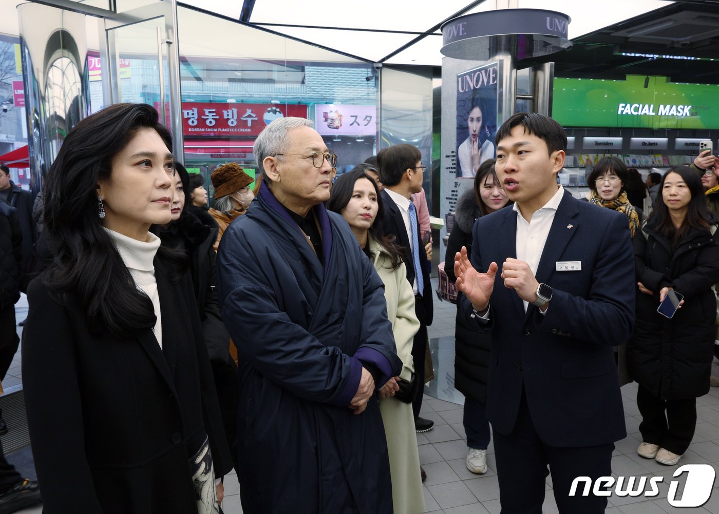 본문 이미지 - 유인촌 문화체육관광부 장관과 이부진 한국방문의해 위원장이 11일 오전 2024 코리아그랜드세일 개막식 후 서울 중구 명동 올리브영 명동타운점을 방문해 박철인 점장의 설명을 듣고 있다. 2024.1.11/뉴스1 ⓒ News1 박정호 기자