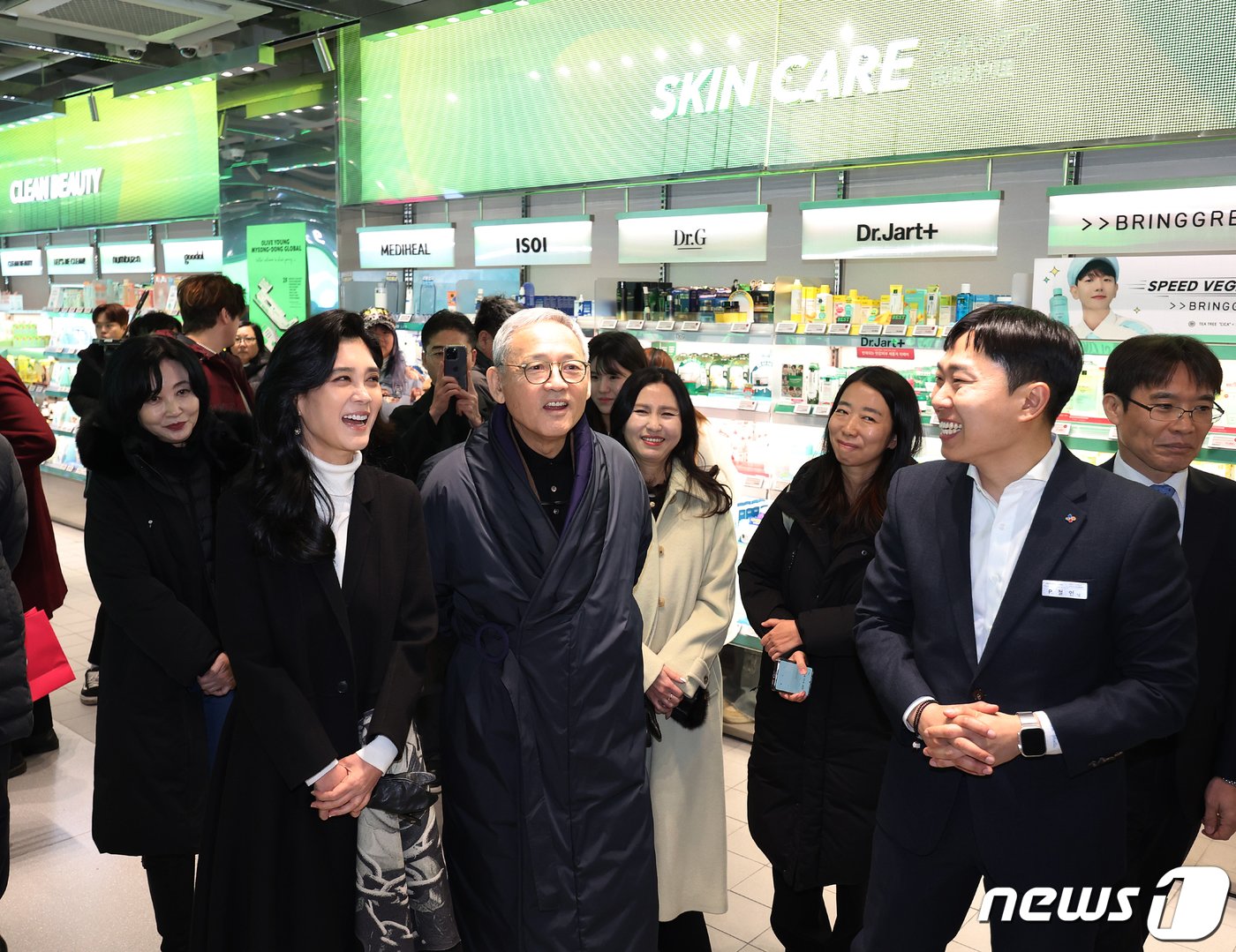 유인촌 문화체육관광부 장관과 이부진 한국방문의해 위원장이 11일 오전 2024 코리아그랜드세일 개막식 후 서울 중구 명동 올리브영 명동타운점을 방문해 박철인 점장의 설명을 듣고 있다. &#40;공동취재&#41; 2024.1.11/뉴스1 ⓒ News1 박정호 기자