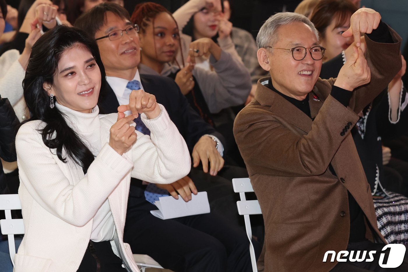본문 이미지 - 이부진 한국방문의해 위원장과 유인촌 문화체육관광부 장관이 11일 서울 중구 온드림 소사이어티에서 열린 '2024 코리아그랜드세일 개막식'에서 관객들과 함께 원밀리언의 안무를 따라하고 있다. (공동취재) 2024.1.11/뉴스1 ⓒ News1 박정호 기자