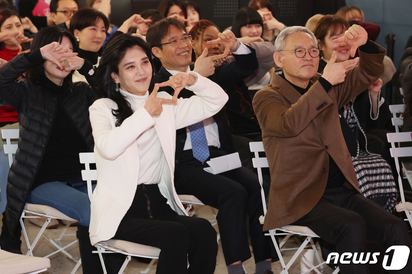 본문 이미지 - 이부진 한국방문의해 위원장과 유인촌 문화체육관광부 장관이 11일 서울 중구 온드림 소사이어티에서 열린 '2024 코리아그랜드세일 개막식'에서 관객들과 함께 원밀리언의 안무를 따라하고 있다.(공동취재) 2024.1.11/뉴스1 ⓒ News1 박정호 기자